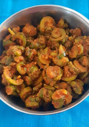 A picture of પરવર અને બેસન નું શાક.