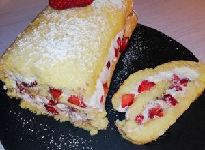 Foto di Rotolo di pasta biscotto con crema al mascarpone e fragole🍓