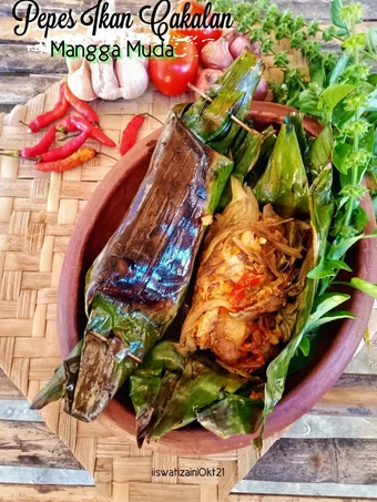 Langkah Gampang Membikin Resep  Pepes Ikan Tongkol Mangga Muda Ala Madura yang Lezat, Enak Banget