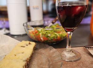 Una foto de Kipe con ensalada (cupi para algunos)