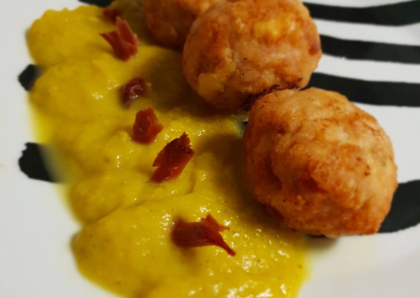 Albóndigas al horno con puré de calabacín y virutas de jamón