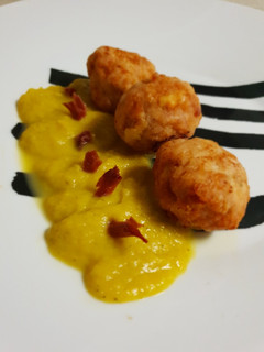 Una foto de Albóndigas al horno con puré de calabacín y virutas de jamón