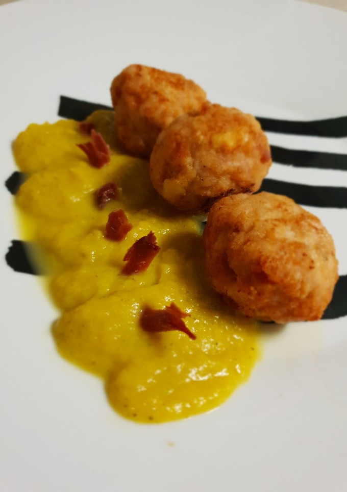 Una foto de Albóndigas al horno con puré de calabacín y virutas de jamón