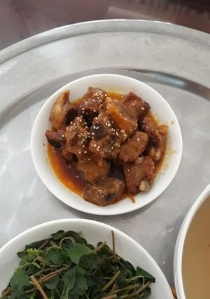 Hình của món Sườn non rim nước cam.