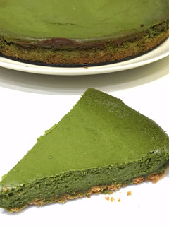 Una foto de Pastel de queso con té Matcha