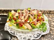 Una foto de ensalada de anchoas