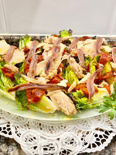Una foto de Ensalada con cogollos “pie de roble”, atún y anchoas