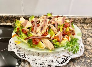 Una foto de Ensalada con cogollos “pie de roble”, atún y anchoas