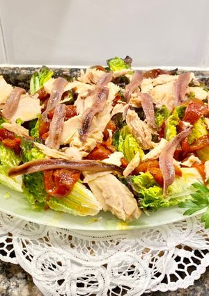 Una foto de Ensalada con cogollos “pie de roble”, atún y anchoas