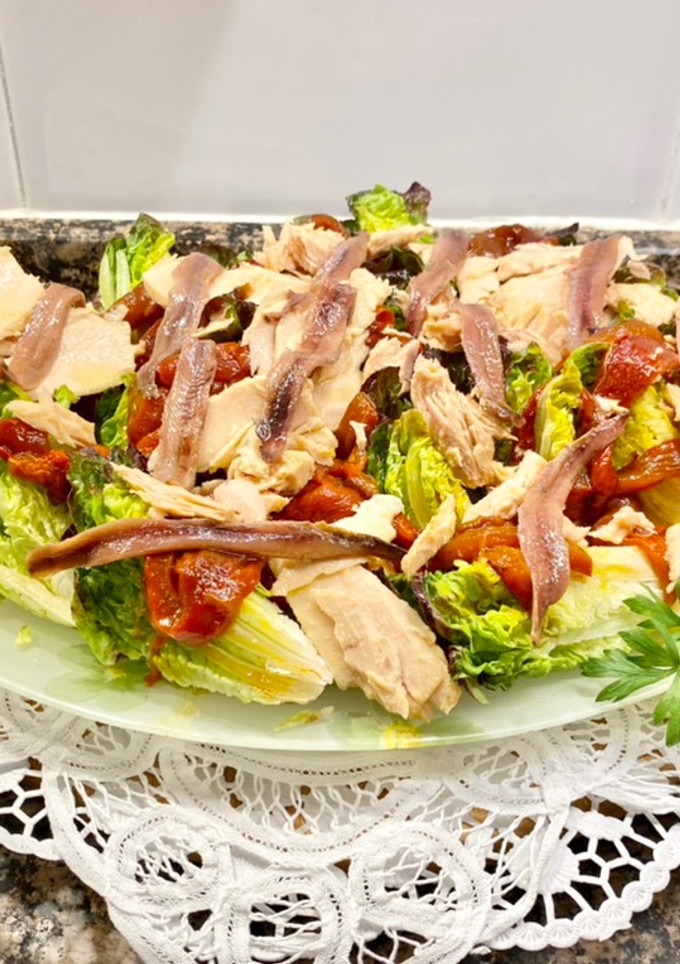 Una foto de Ensalada con cogollos “pie de roble”, atún y anchoas