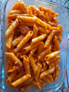 Una foto de Macarrones con chorizo y salchichas