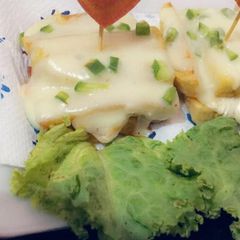 A picture of Cheesy potato sandwich.