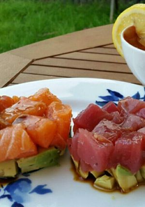 Una foto de Tartar de atún y salmón