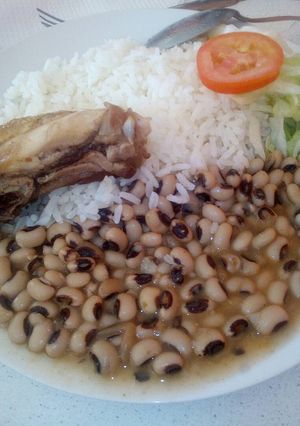 Una foto de Frejol castilla con pollo dorado