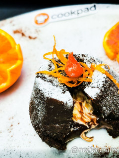 Foto di Tortino di Cioccolato con Cuore Bianco Caldo