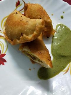 চিকেন গুজিয়া (chicken gujiya recipe in Bengali) রেসিপির প্রধান ছবি