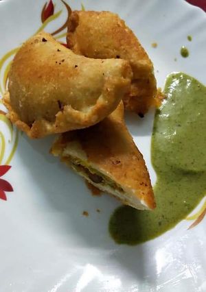 চিকেন গুজিয়া (chicken gujiya recipe in Bengali) রেসিপির প্রধান ছবি