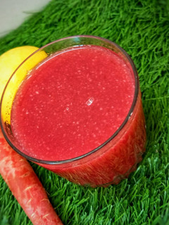 A picture of Apple Pomegranate carrot detox juice.