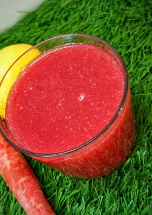 A picture of Apple Pomegranate carrot detox juice.