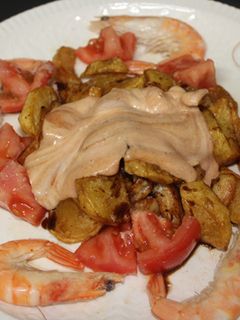 Una foto de Gambas con patatas y salsa rosa
