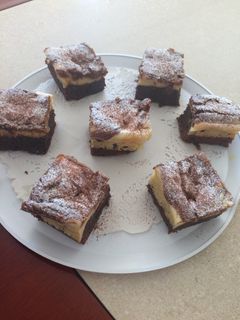 Una foto de Brownie con cheesecake y dulce de leche