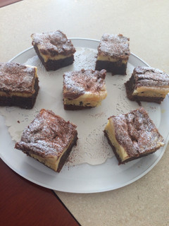 Una foto de Brownie con cheesecake y dulce de leche