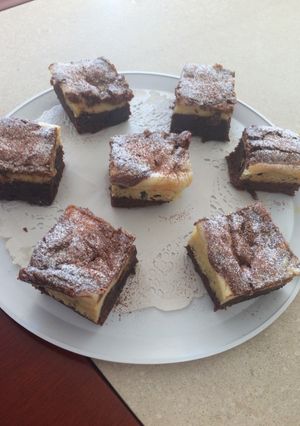 Una foto de Brownie con cheesecake y dulce de leche