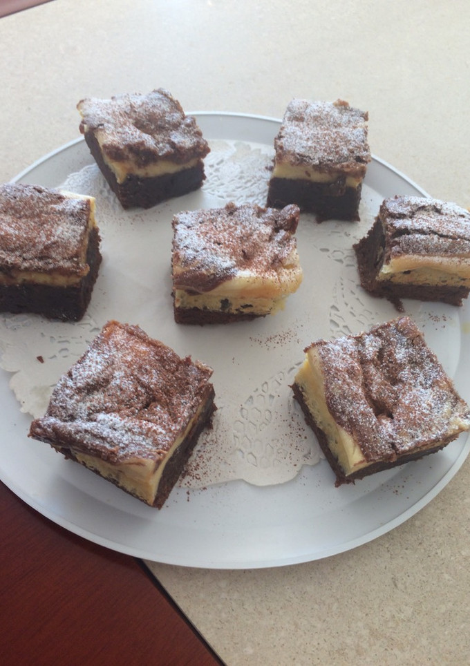 Una foto de Brownie con cheesecake y dulce de leche