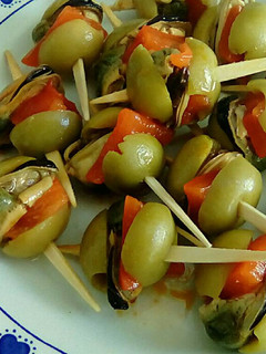 Una foto de Pinchos de aceitunas con mejillones y morrones