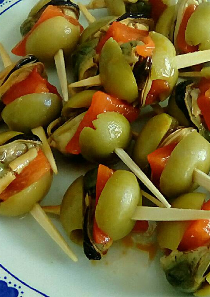 Una foto de Pinchos de aceitunas con mejillones y morrones