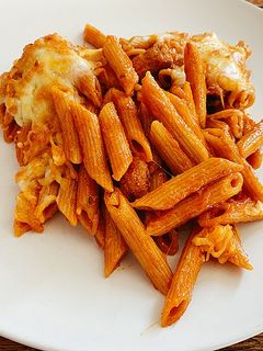 Una foto de Macarrones con chistorra (y queso rallado gratinado)