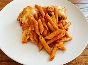 Una foto de Macarrones con chistorra (y queso rallado gratinado)