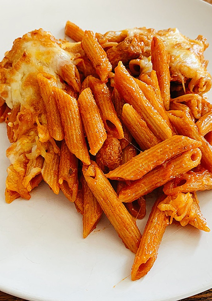 Una foto de Macarrones con chistorra (y queso rallado gratinado)