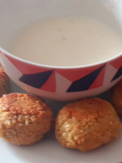Una foto de Falafel con salsa de yogurt