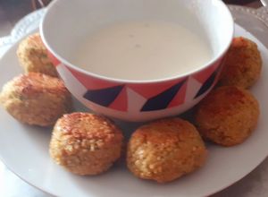Una foto de Falafel con salsa de yogurt