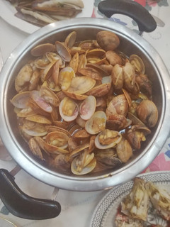 Una foto de Almejas en salsa al estilo de mi madre