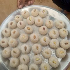 A picture of Coconut ladoos.
