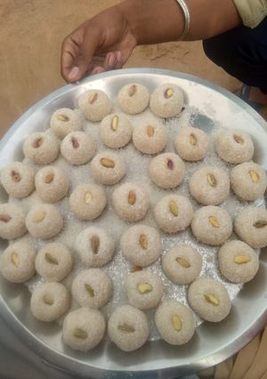 A picture of Coconut ladoos.