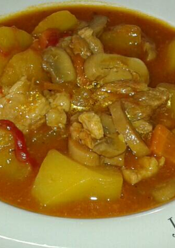 Una foto de Estofado de patatas con magro de cerdo y champiñones