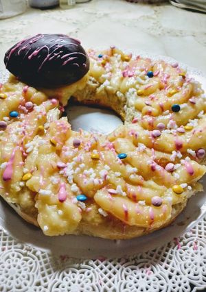 Una foto de Rosca de Reyes o Pascua rellena
