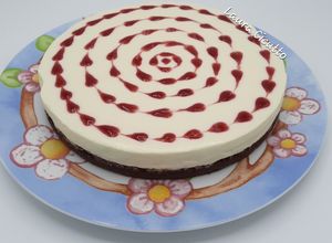 Foto di Cheesecake San Valentino con cioccolato bianco e gelée di lamponi