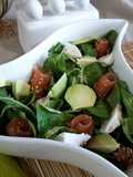 Ensalada de aguacate con aceite de mejorana y sal rosa