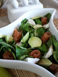 Una foto de Ensalada de aguacate con aceite de mejorana y sal rosa
