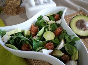 Foto principal de Ensalada de aguacate con aceite de mejorana y sal rosa