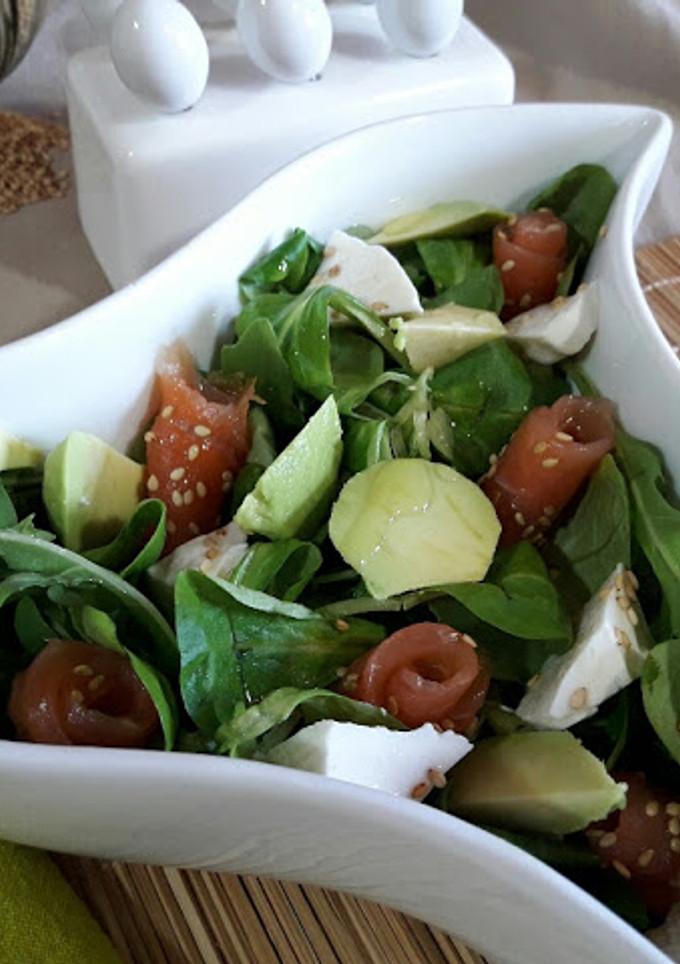 Una foto de Ensalada de aguacate con aceite de mejorana y sal rosa