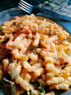 व्हाइट सॉस पास्ता (white sauce pasta recipe in Hindi) रेसिपी मुख्य फोटो