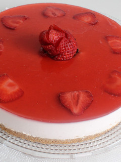 Una foto de Tarta de mousse de fresas sin huevo