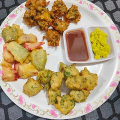 A picture of Winter Pakora Platter.