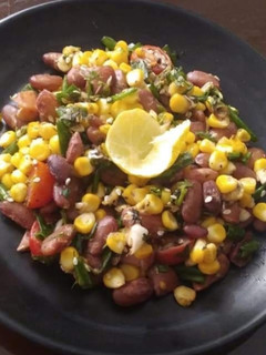 राजमा और स्वीट कॉर्न सलाद (rajma aur sweet corn salad recipe in Hindi) रेसिपी मुख्य फोटो