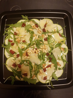 Una foto de Carpaccio de calabacín